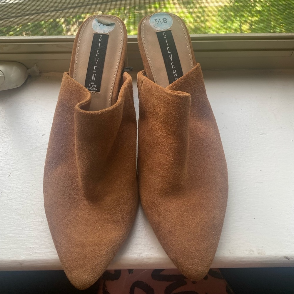 Steve Madden Size 8 1/2 brown slip on heeled shoe